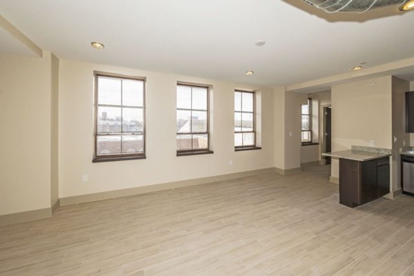 This Is A Must See Spacious 2Bd 2Ba With Exceptional Views Lease Includes A Designated Parking Space With Option To Add A 2Nd Space – photo 4
