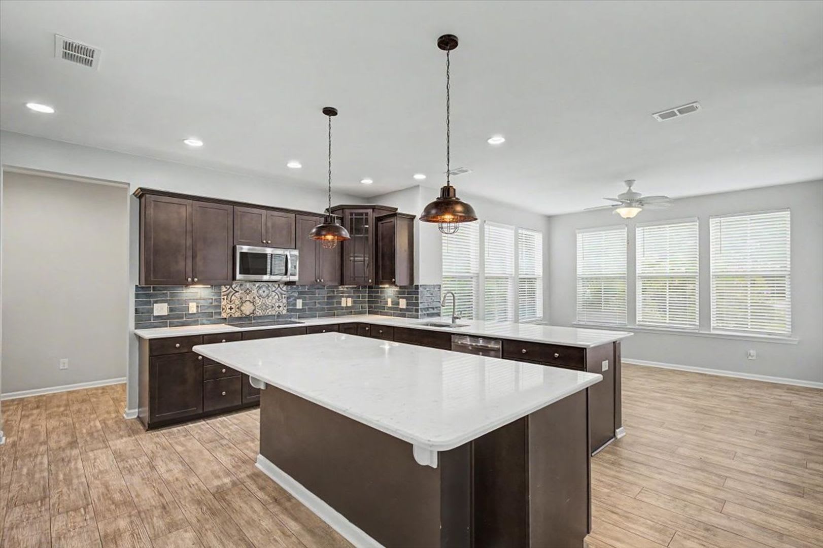 Spacious 4 Bed, 2.5 Bath in The Commons – photo 4