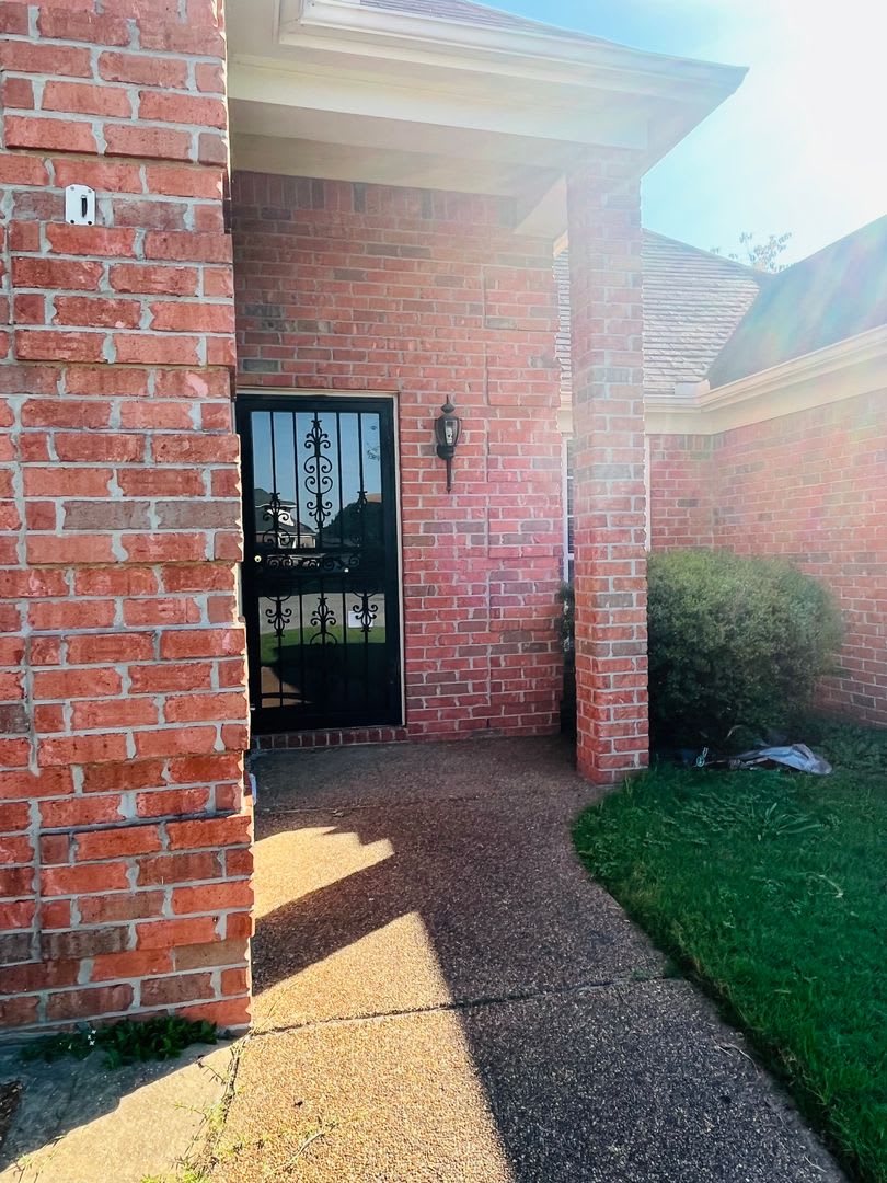 Fenced in back yard! Split bedroom floor plan! Pets are owner's approval, fees do apply. – photo 3
