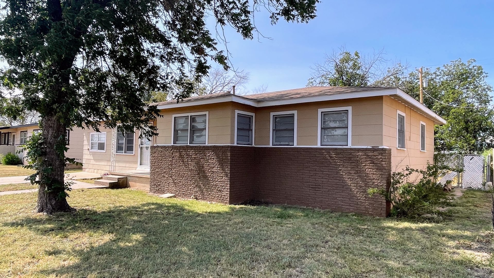 Spacious 4-Bed Home in Snyder – Hardwood Floors & Huge Backyard! – photo 3