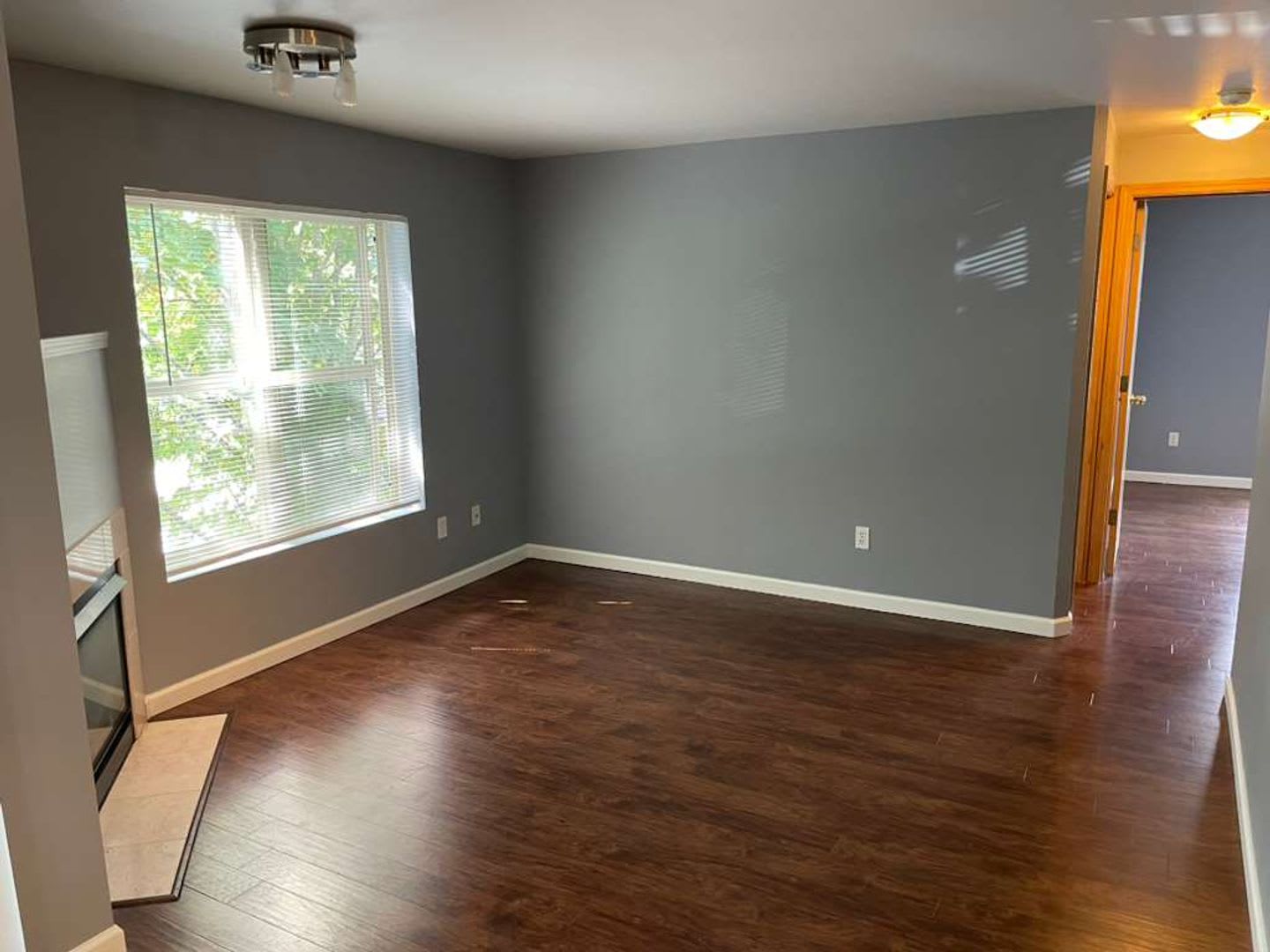 Bright Top-Floor Condo in Maple Leaf – photo 4