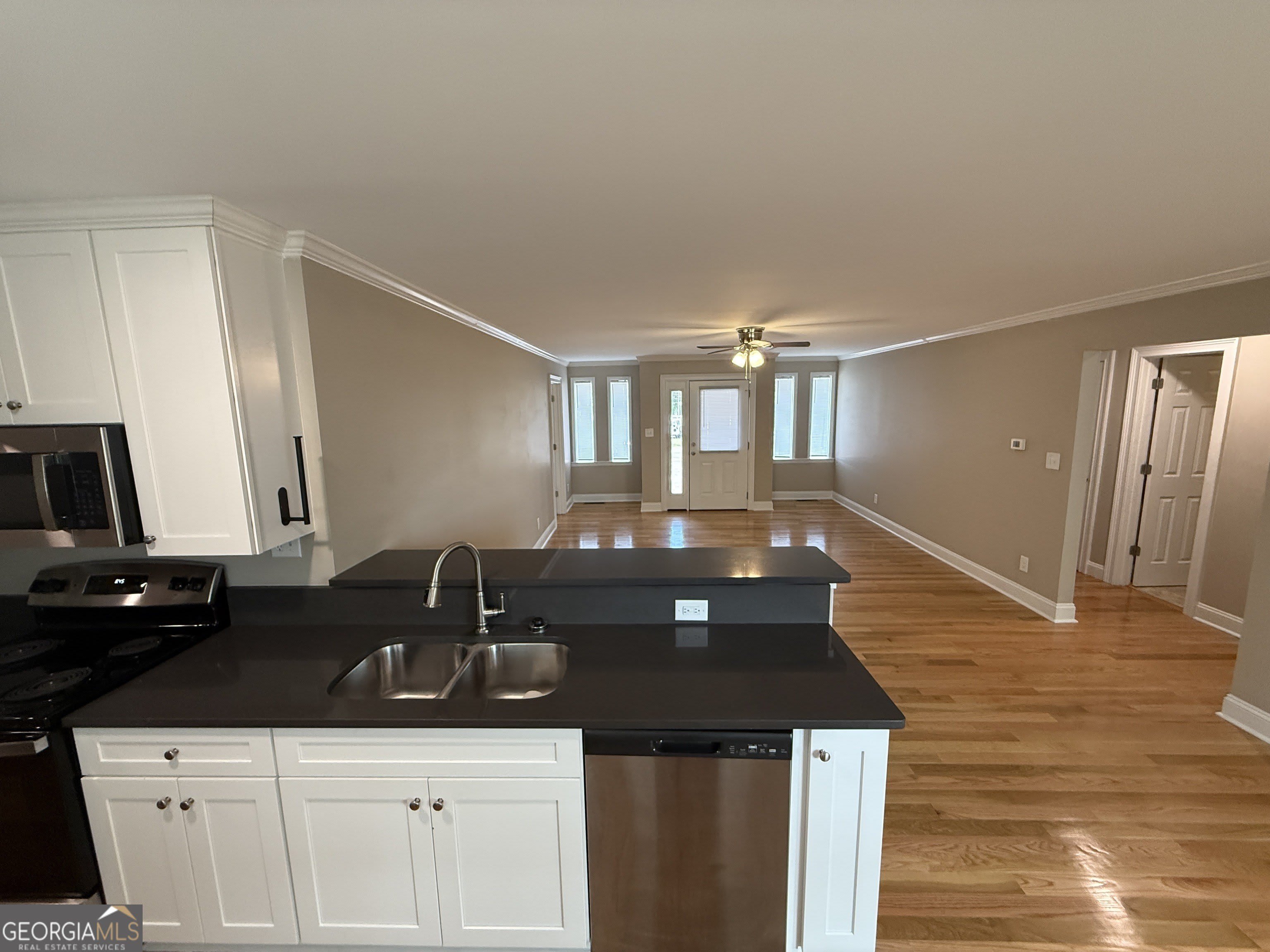 657 Athens Street – photo 5
