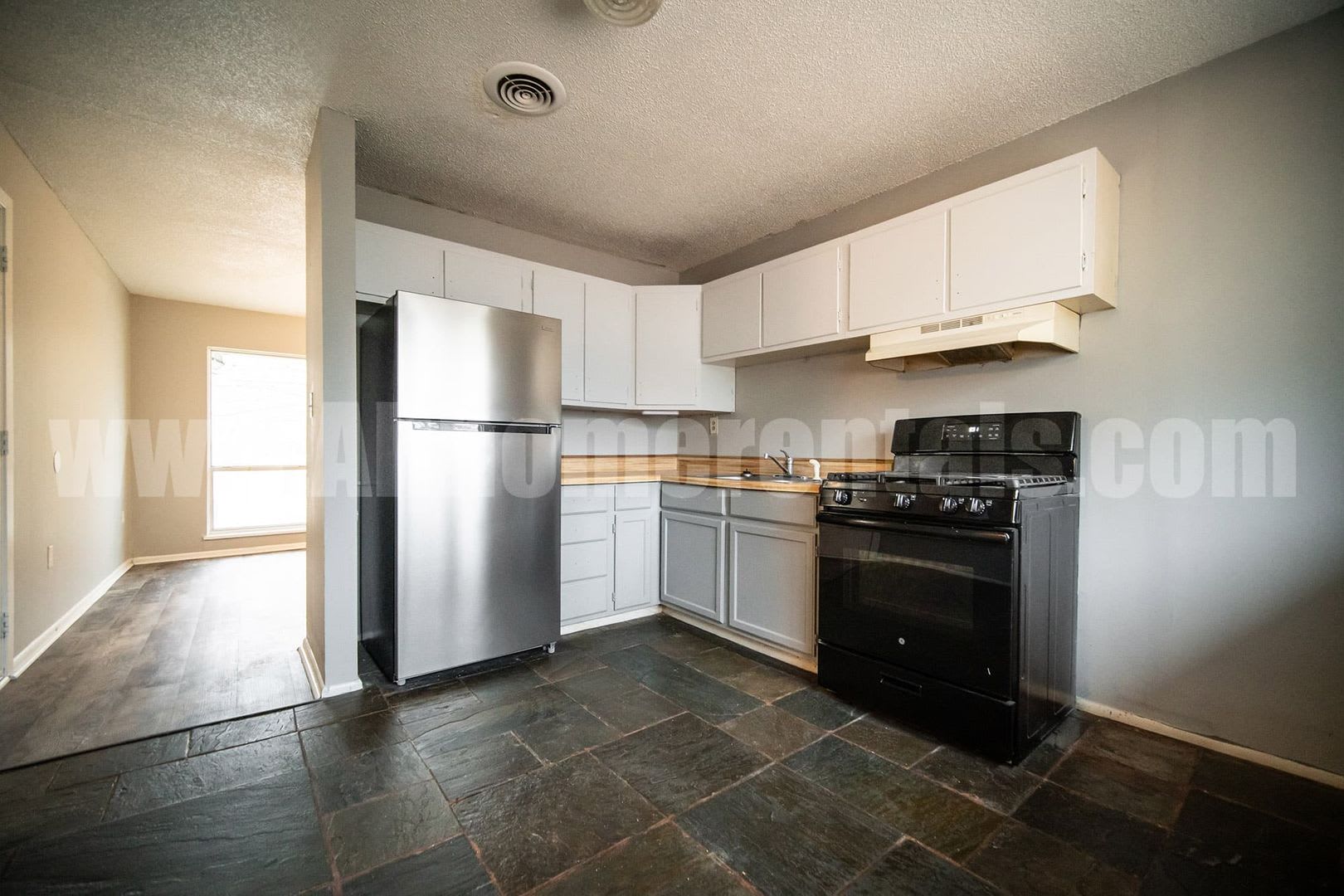Cozy home on corner lot! – photo 4