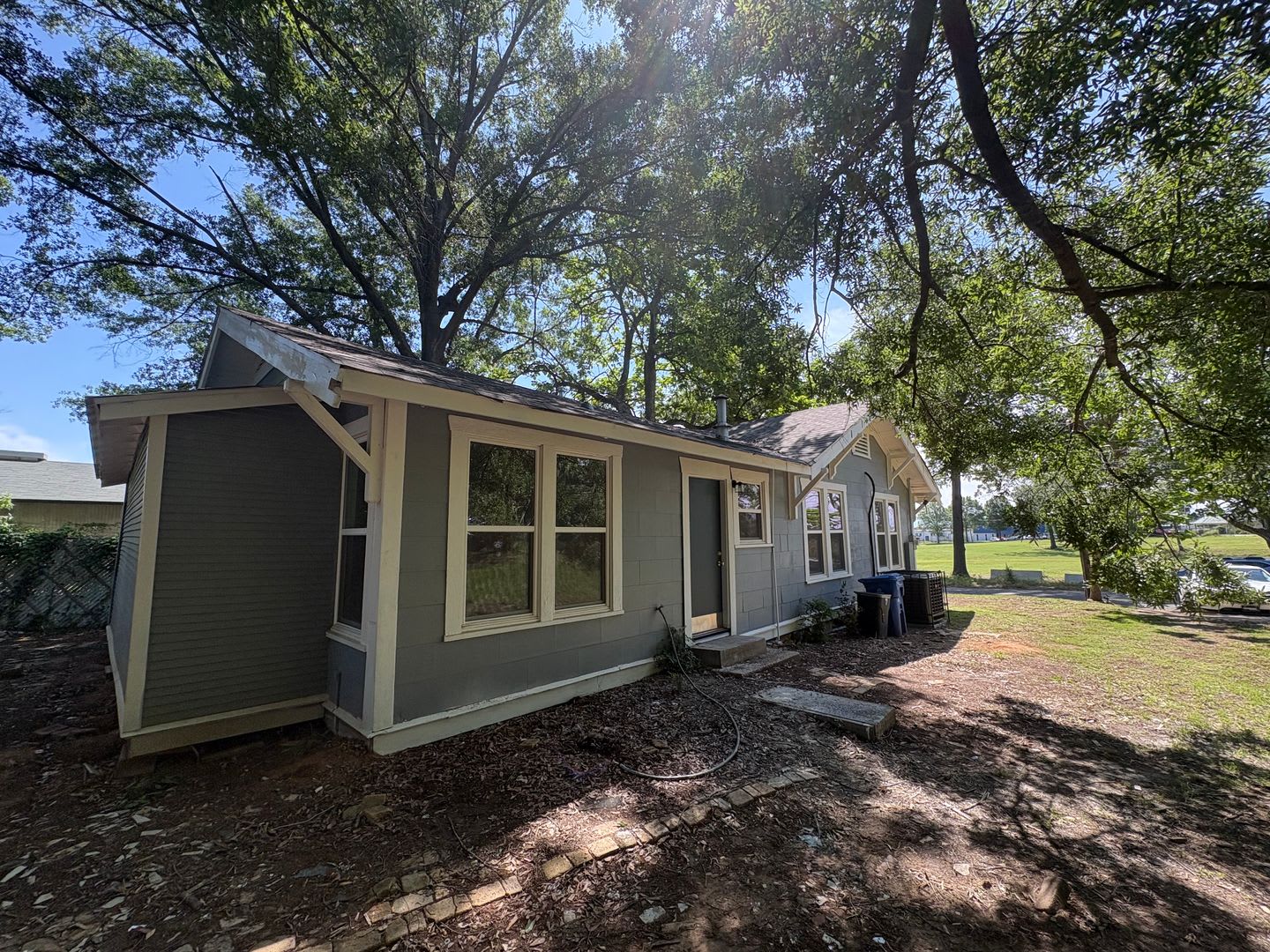 Gorgeous fully remodeled 3 bed/1.5 bath Craftsman-style Bungalow – photo 3