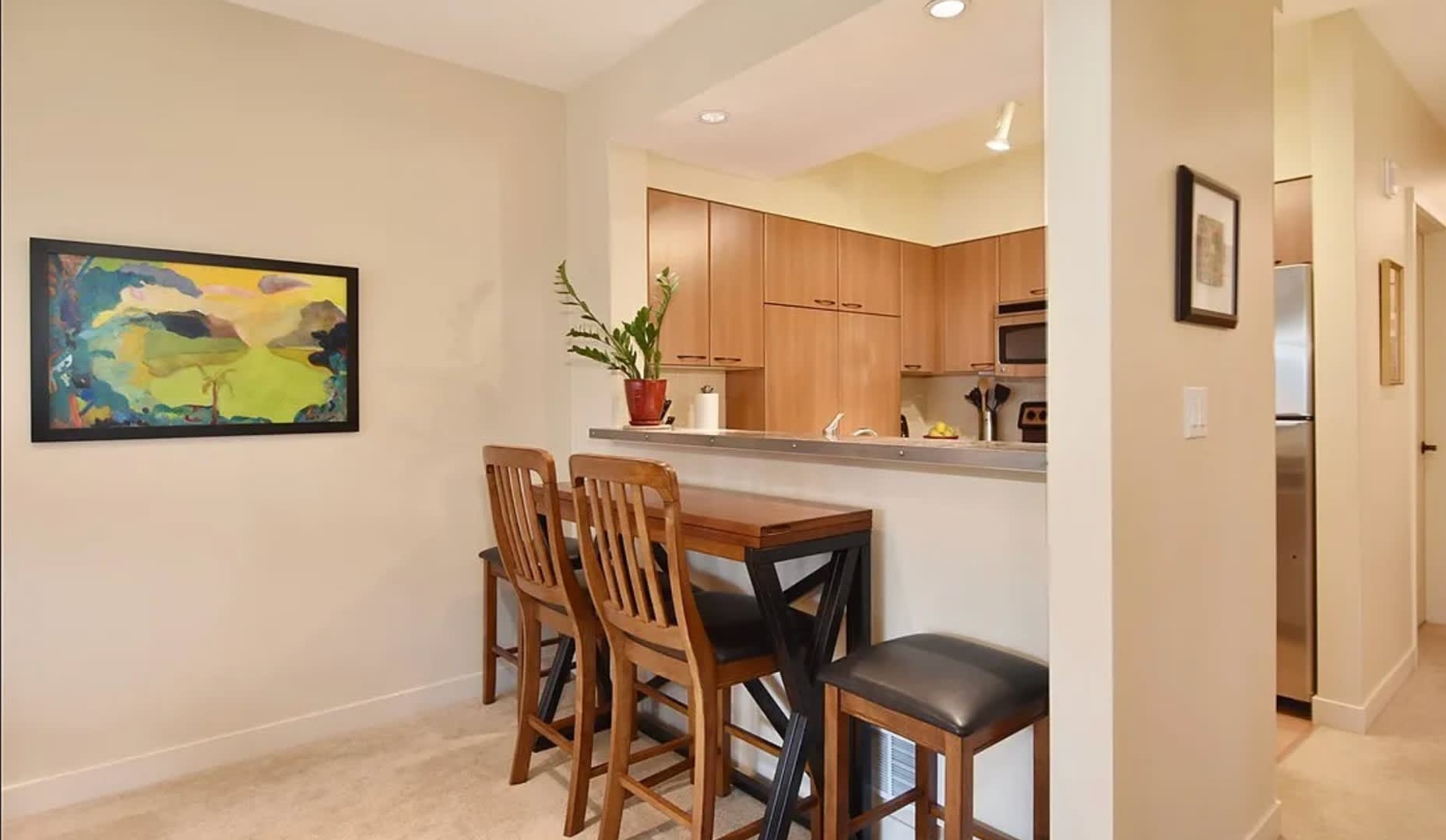 Ideally Located 2 Bed 2 Bath Condo A Highly Desirable Seattle Community – photo 4