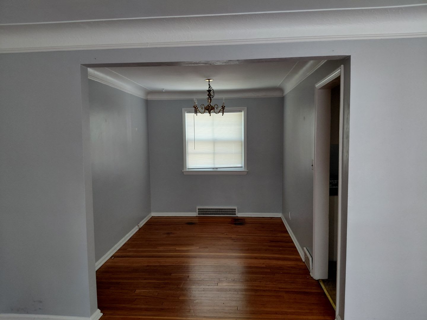 4 bedroom, 2 full bath bungalow near Cedar and Warrensville – photo 4