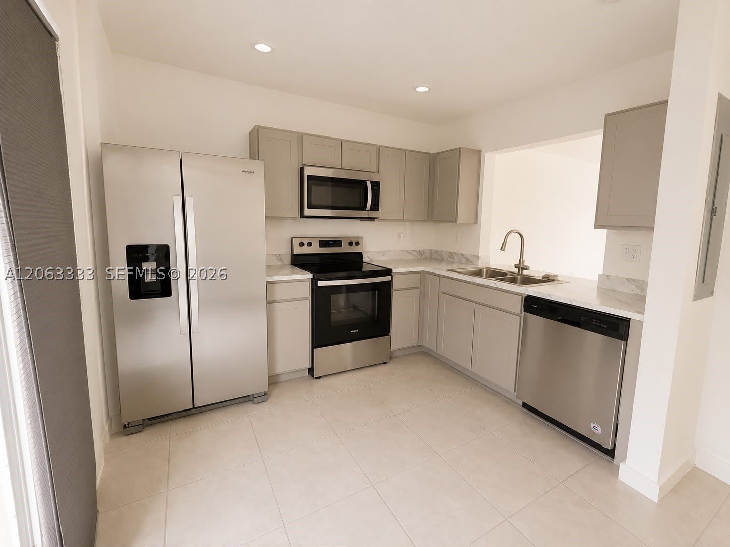 460 NE 4th Ln – photo 3