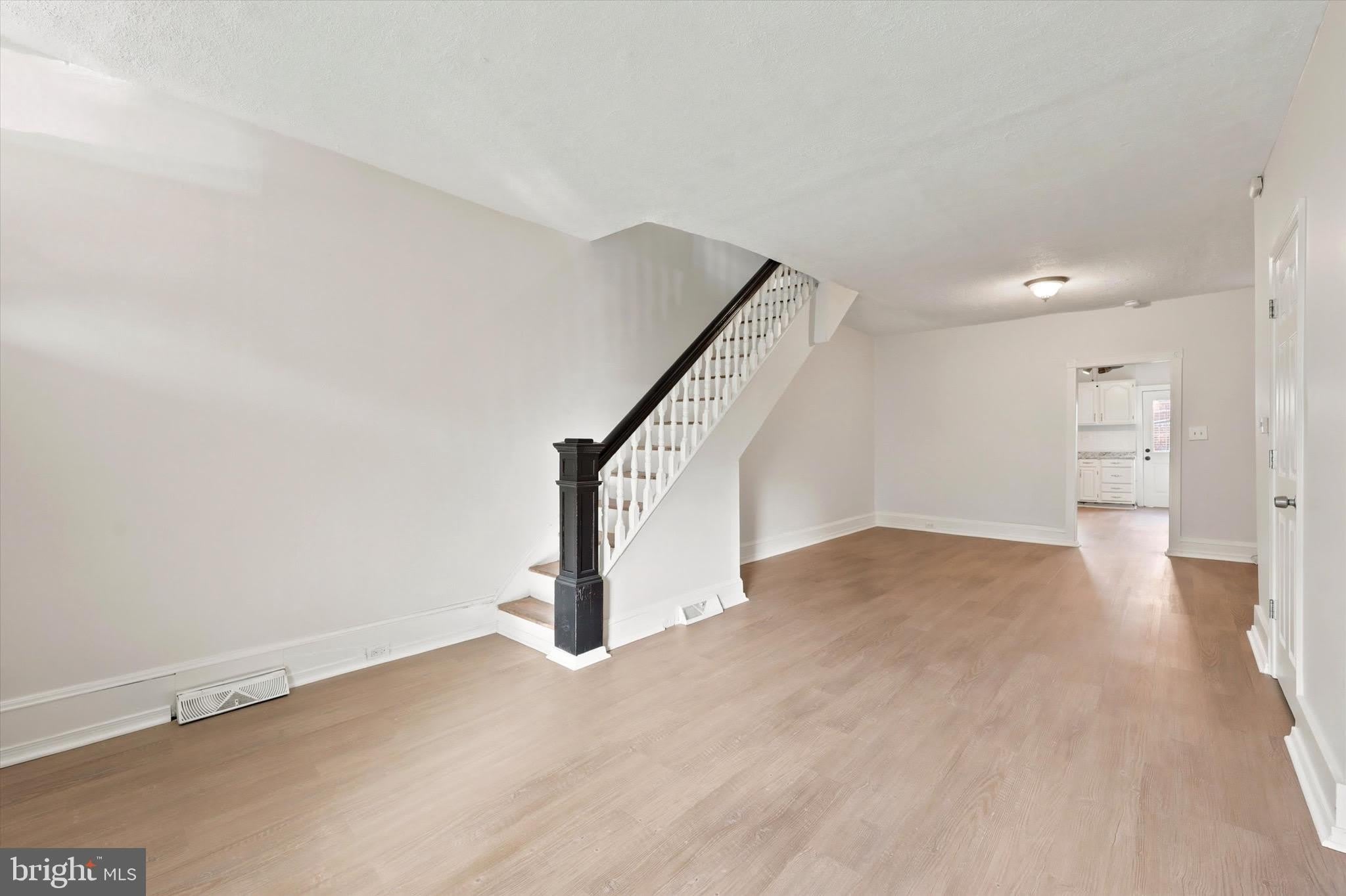 529 N CLAYTON Street – photo 4