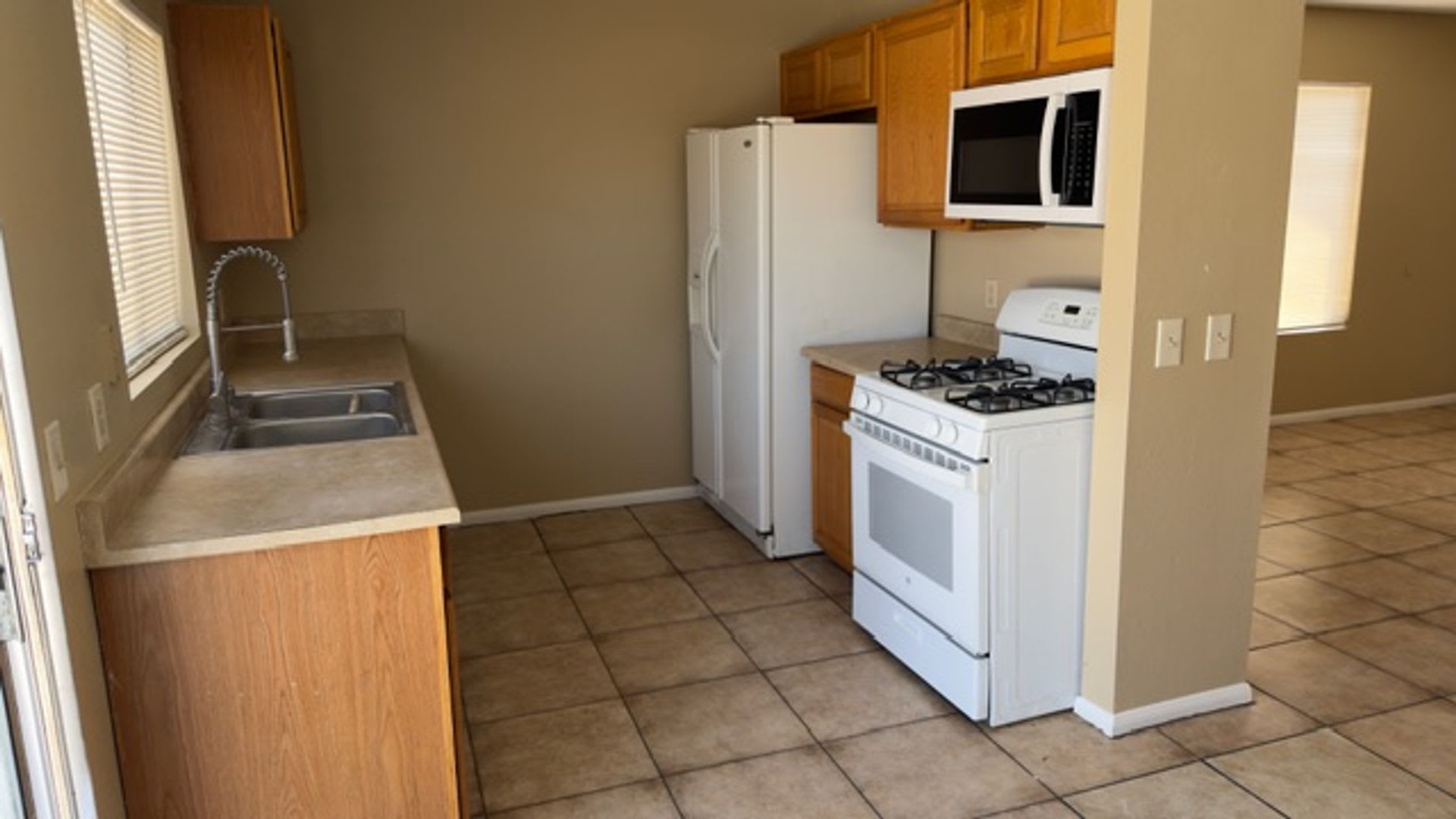 Beautiful home with attached patio, garage & carport!!!!! – photo 3
