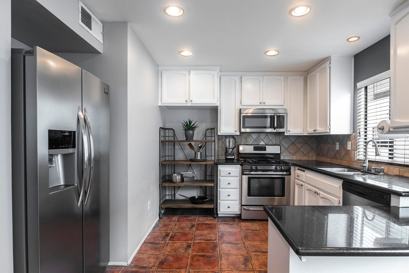Light Filled 3-Story Townhome in Pool Community – photo 4