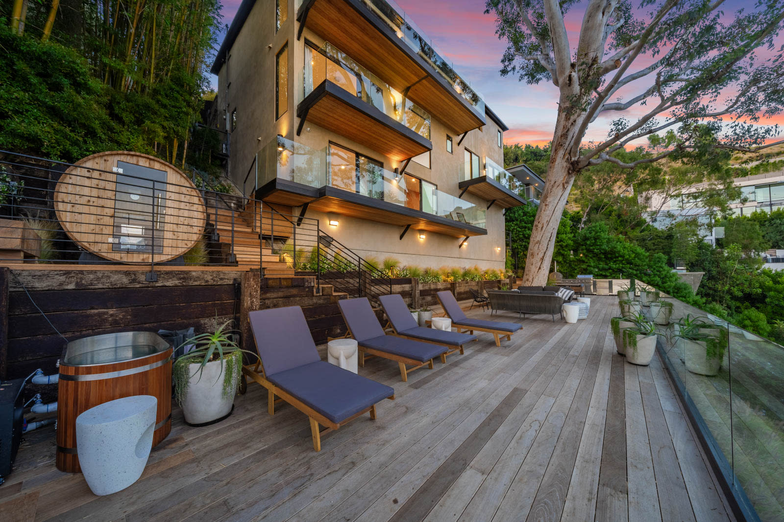 8800 Hollywood Blvd – photo 5