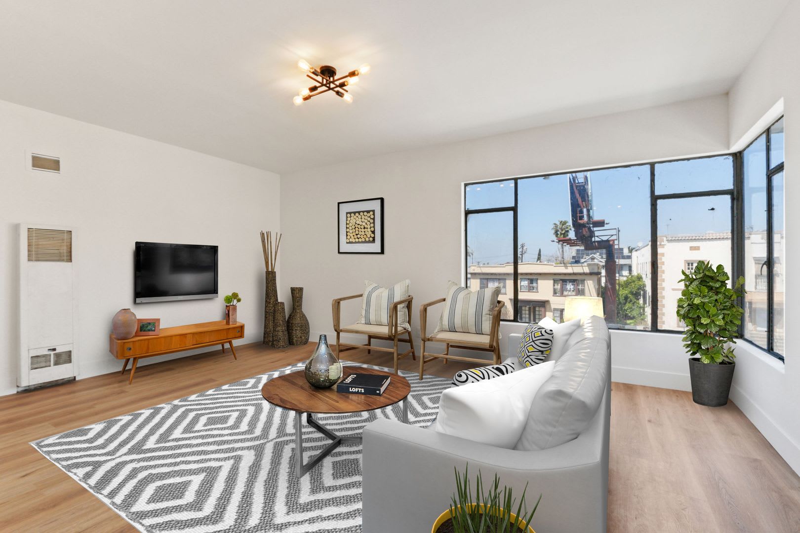 152 S Alvarado St – photo 2