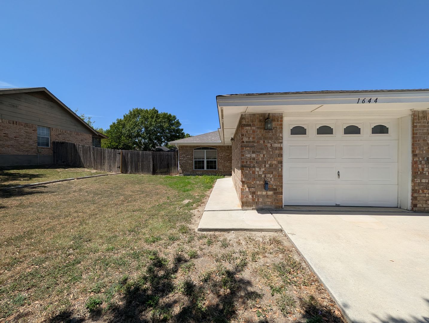 2 Weeks Free Rent 3 2 1 Duplex Walk To Kraft Park The Countyline Memorial Trail Fridge Included No Carpet Nbisd – photo 2