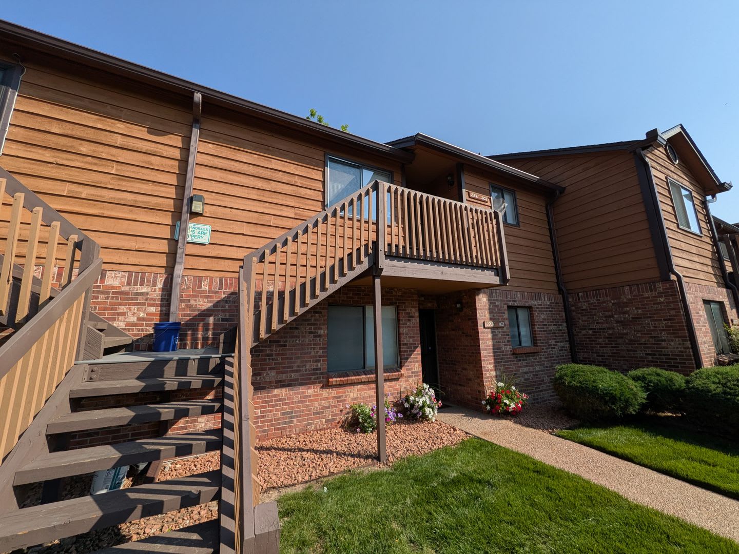 Spacious 2 Bed 1 Bath Condo in Aurora! Available Now! – photo 1