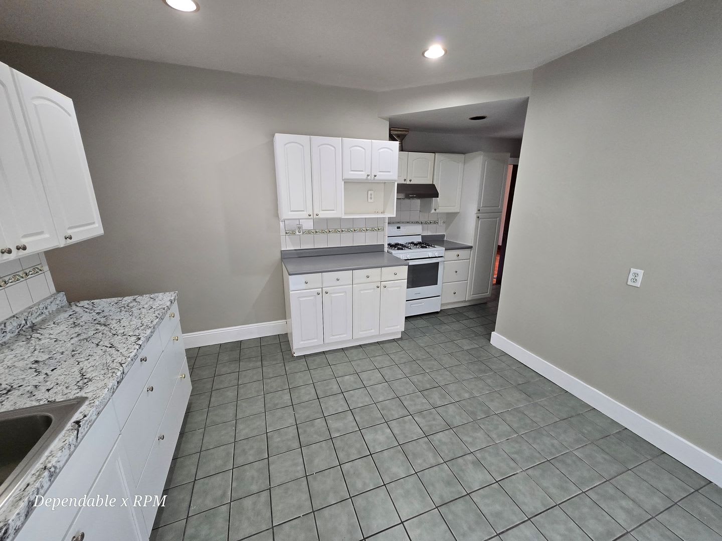 Painted First Floor 3 Bd 1 Bath Available For Rent Now With In Unit Laundry Hook Ups – photo 4