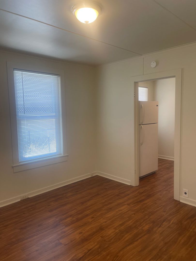*MOVE IN SPECIAL $500 OFF FIRST MONTHS RENT* 1 BED 1 BATH HOUSE NEAR DOWNTOWN – photo 4