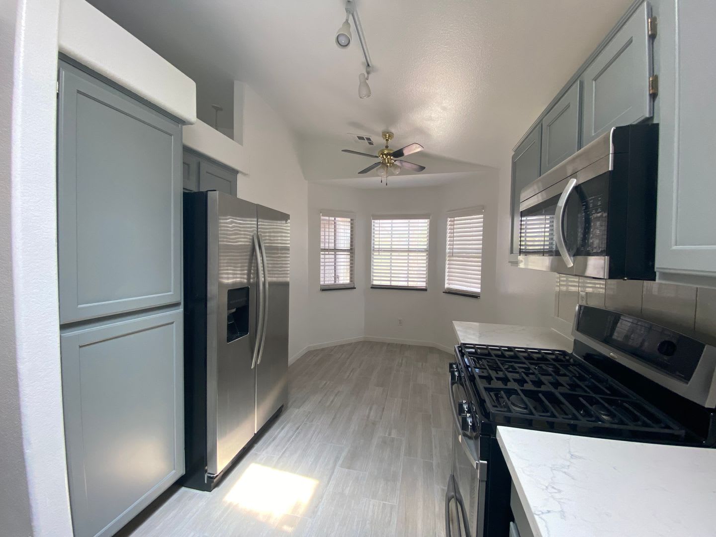 Charming Single-Story 3-Bedroom Home with 2-Car Garage – photo 4