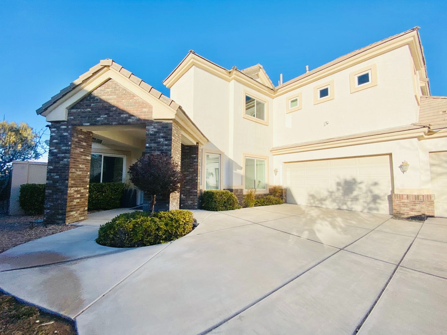 Beautiful 2 Story Home In Queensridge Guard Gated Community With Spacious 5 Bedrooms 4 Bathrooms Luxury Features And High Ceilings 3 Car Garage Private Backyard And Great Natural Lighting Guard Gated Zoned For Pal Verde High School – photo 3
