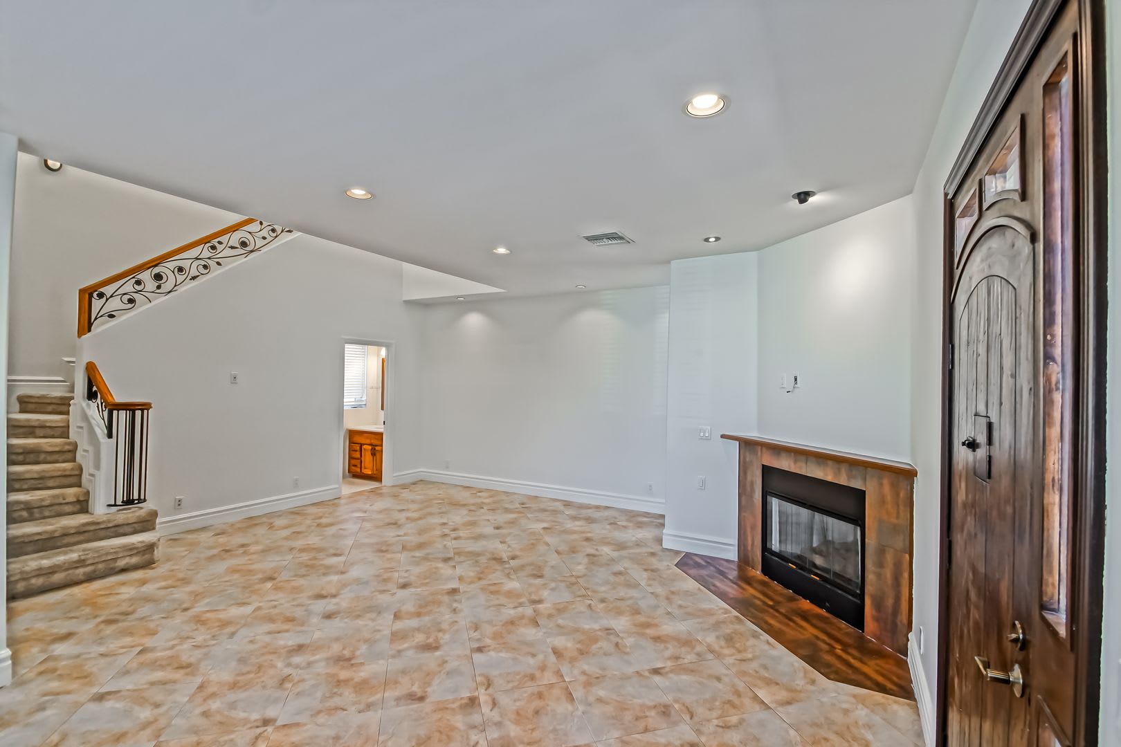 Spacious Bright Two Story Home W Front Yard Balcony 2 Car Garage Close To Shopping Freeway Access Rb Border Mins To Beach – photo 3