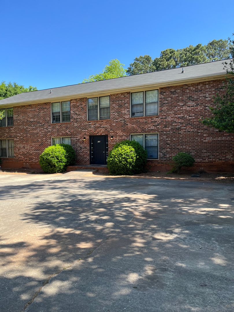 2BR/ 2Bath on Eastside! Available end of July 2026 – photo 2