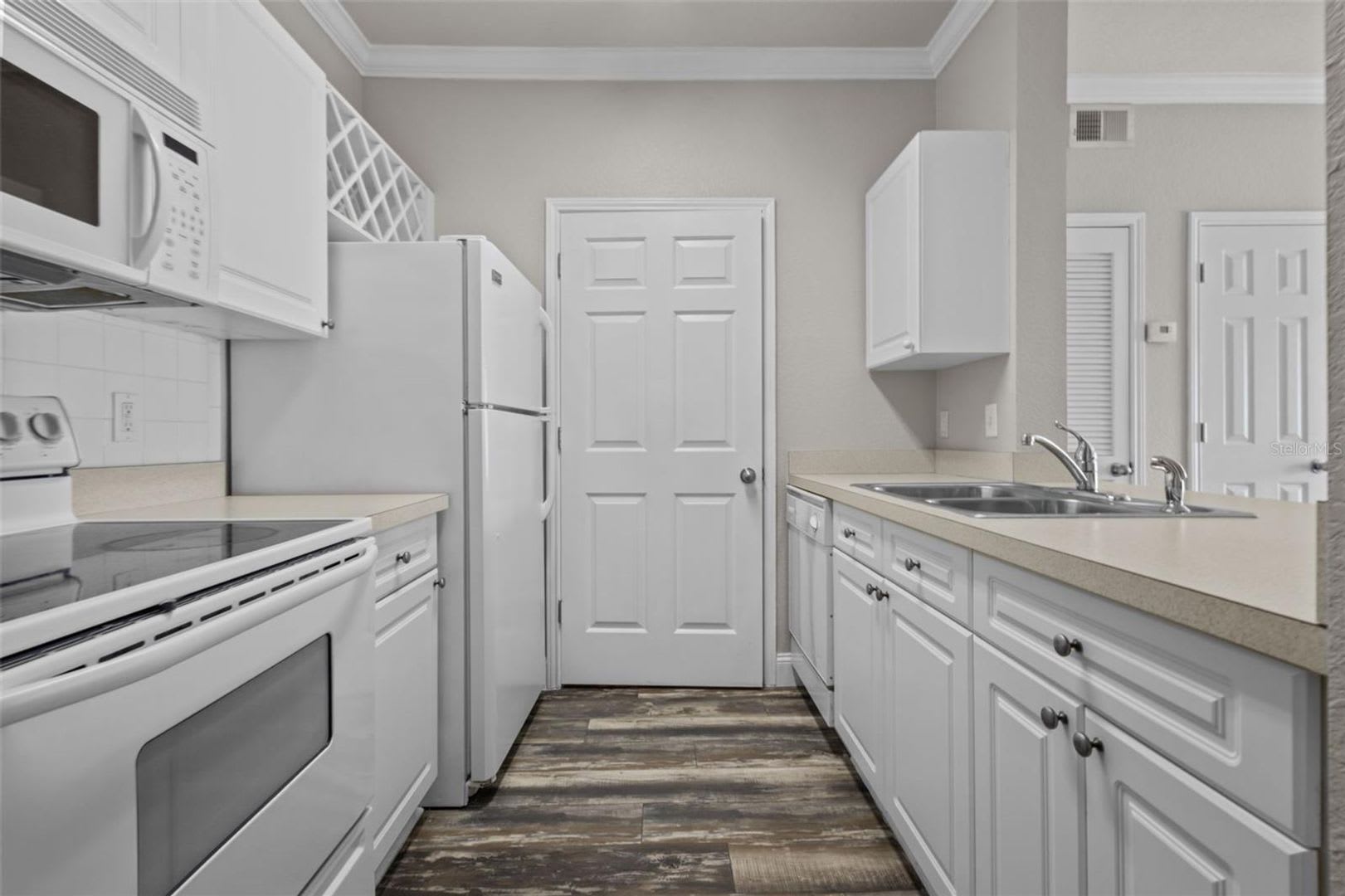 Charming Clearwater 1 Bedroom Condo With Secure Parking And Community Pool – photo 3