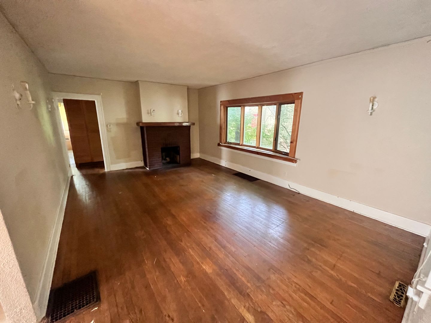 Beautiful 3 bedroom/2 bathroom Home W/ A Garage – photo 2