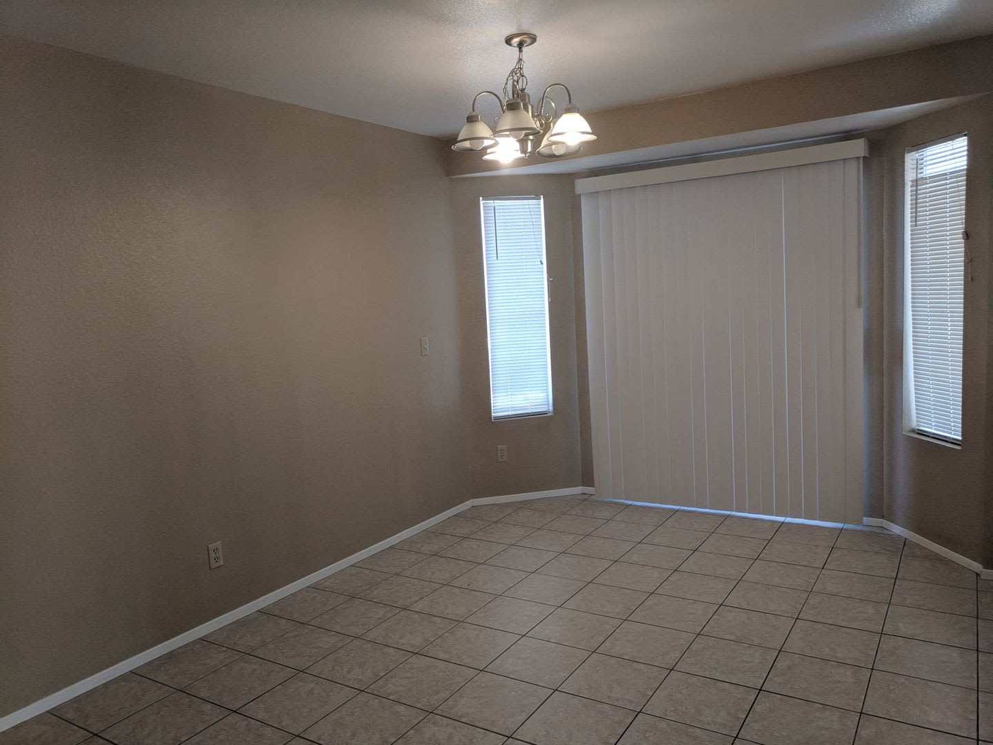 One Story 3 Beds 2 Baths 2 Car Garage Newly Remodeling Kitchen And Bathroom Granitecountertops And Stainless Steel Appliances All Wet Areas Have Ceramic Tiles Throughout Luxury Vinyl Plank Flooring In All Bedrooms – photo 3