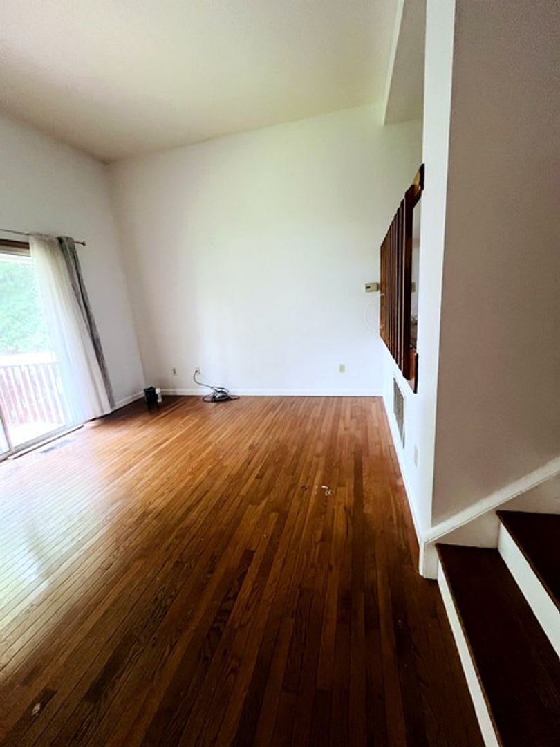 For Rent 2 bedroom, 1 bath – photo 2