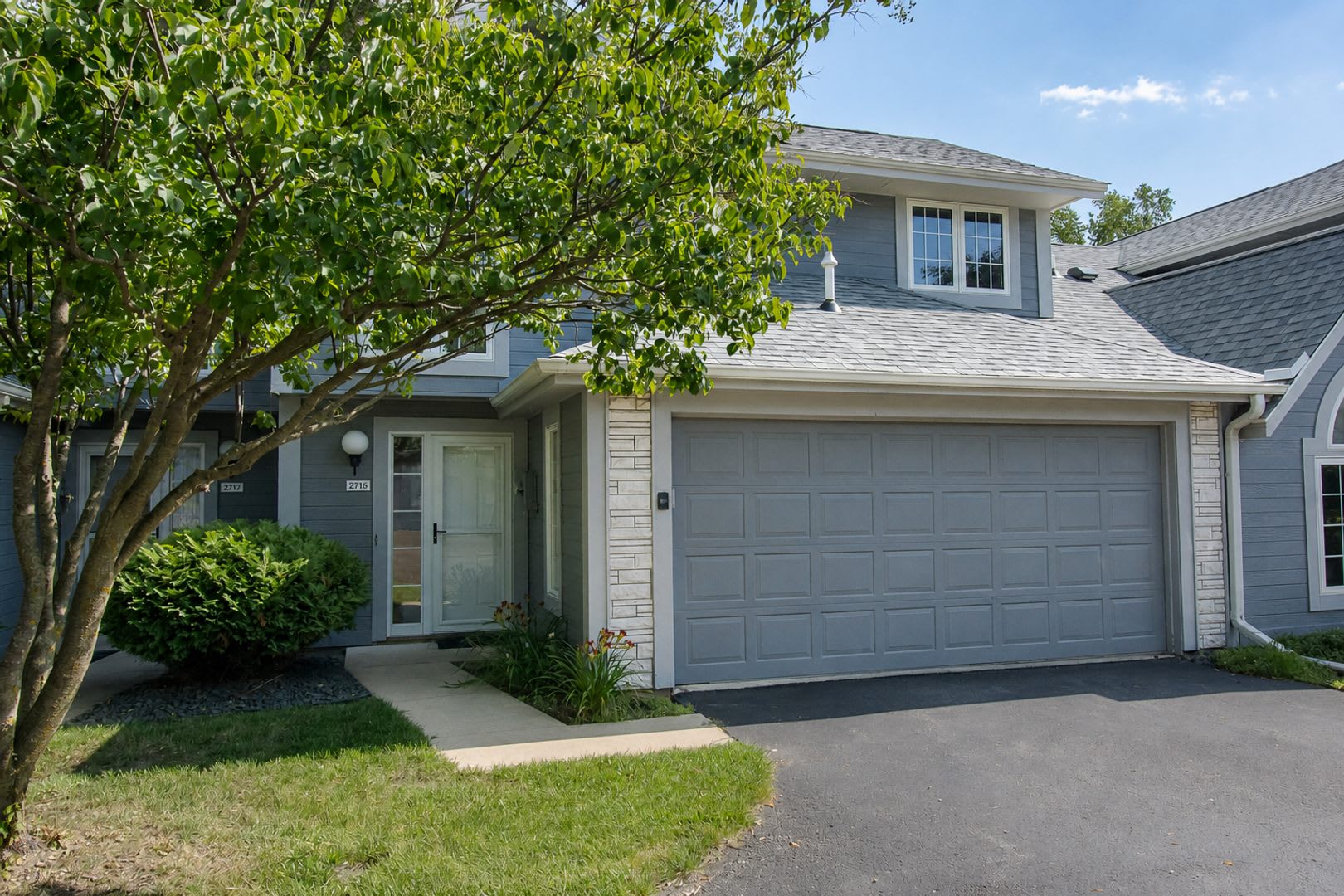 Beautiful Townhome in an Established Neighborhood – photo 1