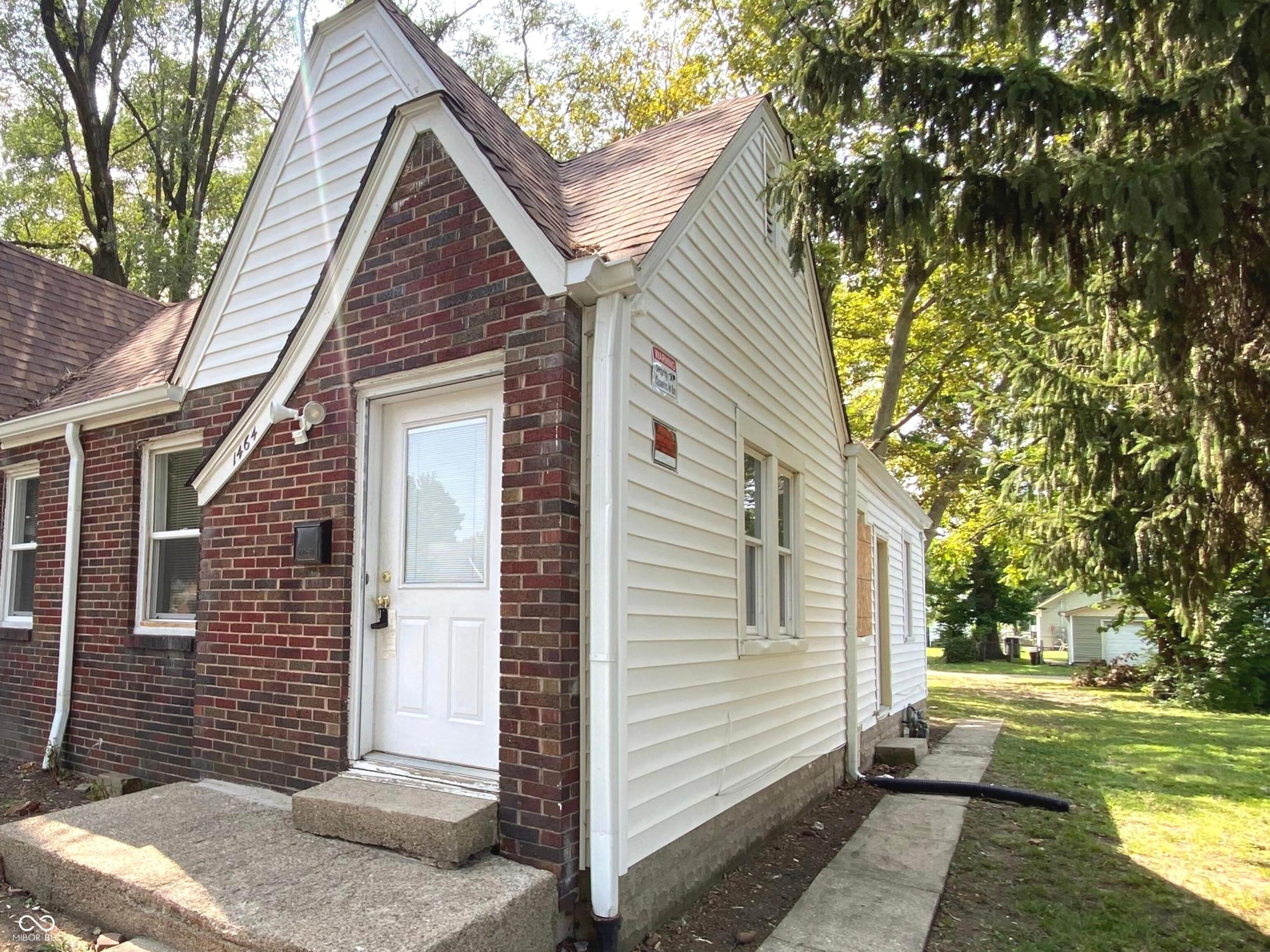 1464 N Gladstone Avenue – photo 2