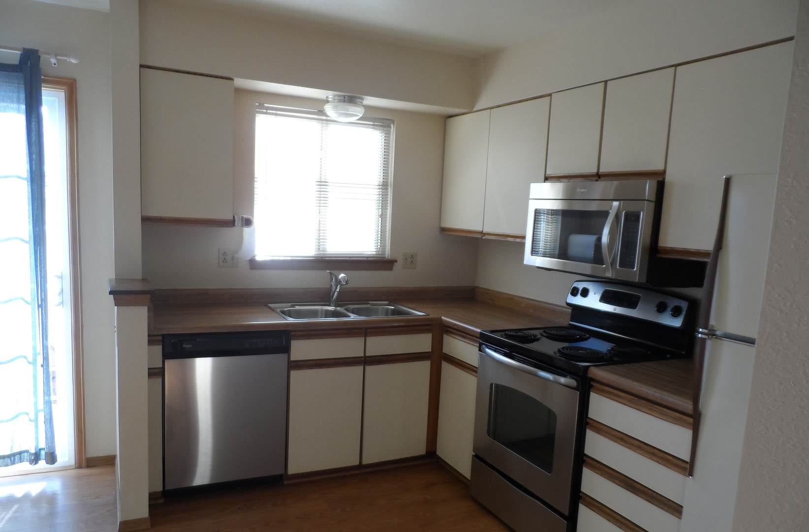 Stylish End Unit with Central Air & Wood Floors in District 20!! – photo 3