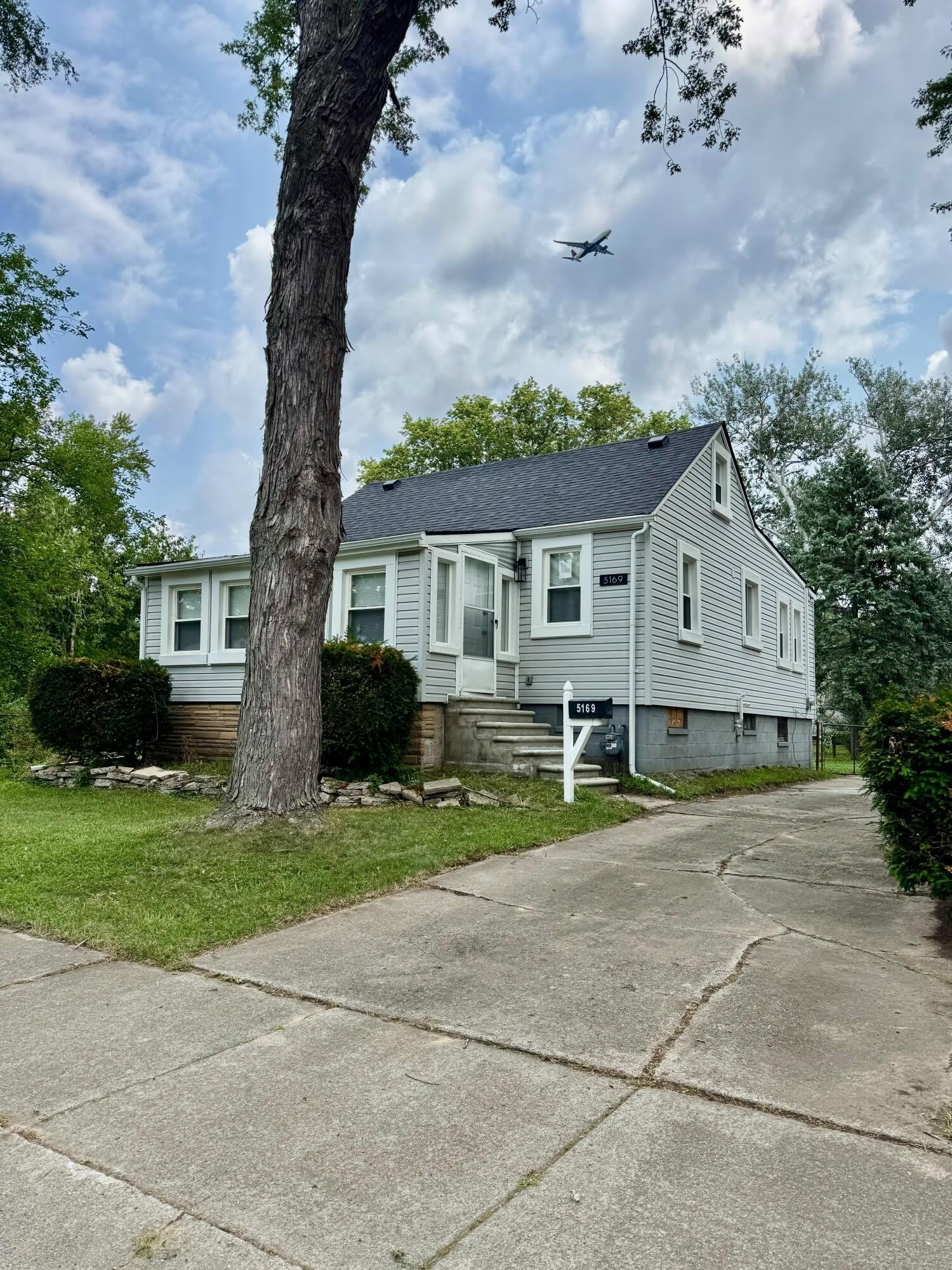 5169 Glenis Street – photo 2