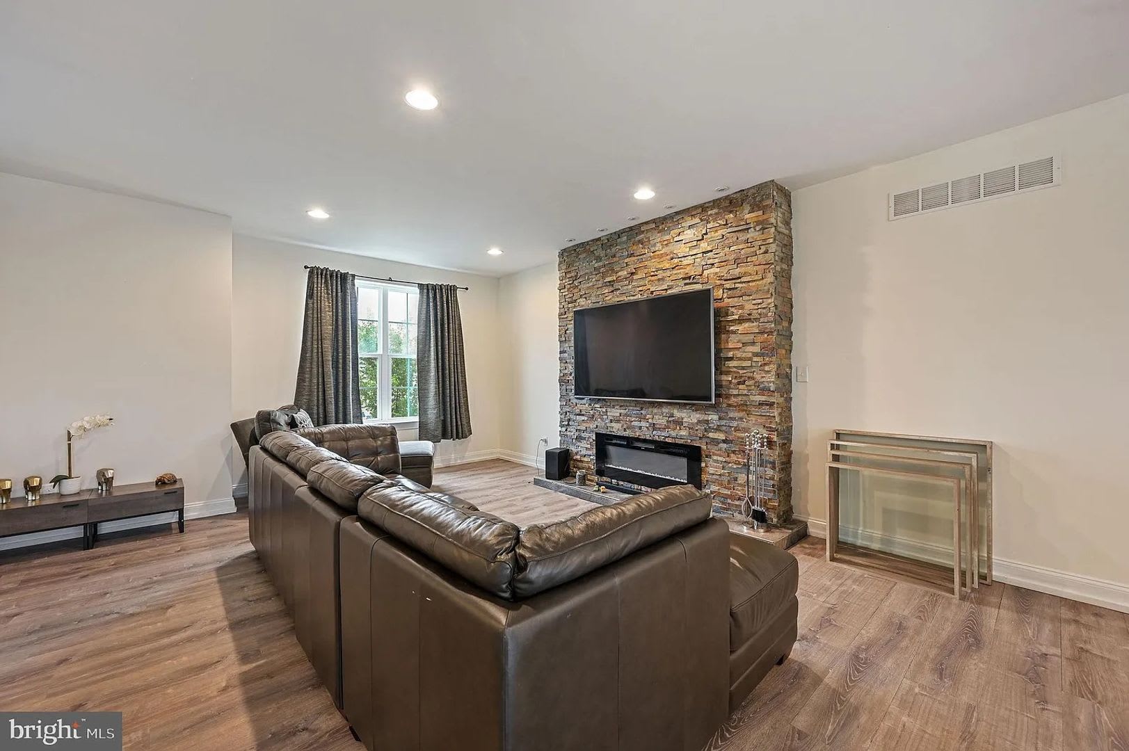 Spacious 3Br 3 5 Bath Townhome Pet Friendly Finished Basement With Full Bathroom Spacious Kitchen Stone Fireplace And 2 Decks – photo 3