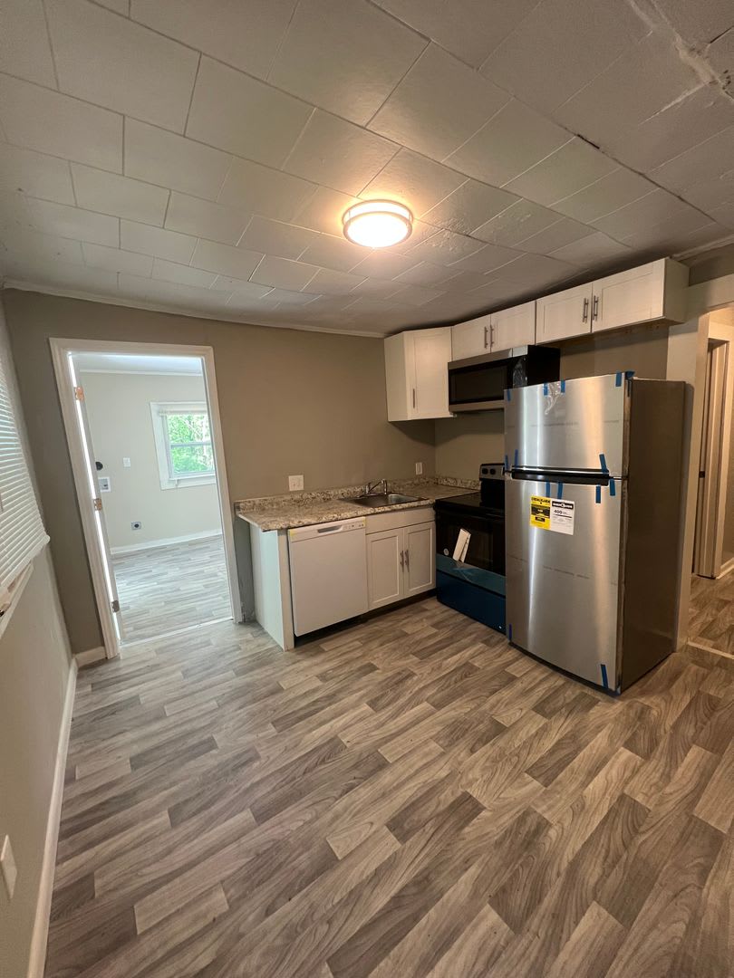 Spacious 3-Bed Home $1300 – photo 3