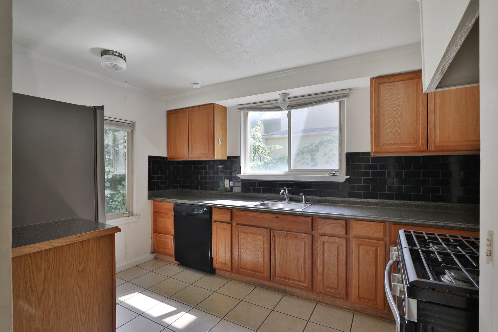 5Br 1 5Ba Free Off Street Parking Huge Front Porch Central Ac Big Backyard Recently Remodeled Free Washer Dryer 1 Min Walk To High St – photo 3