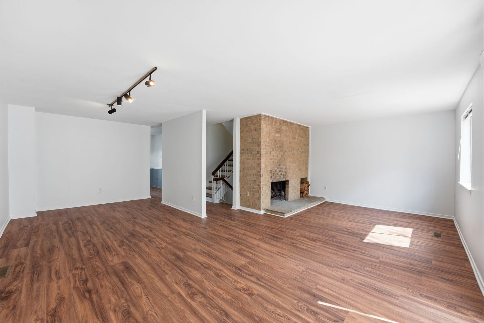Tucked Within A Quiet And Established Setting In Vienna This Elegant Residence Offers A Beautiful Balance Of Comfort Style And Thoughtful Design – photo 4
