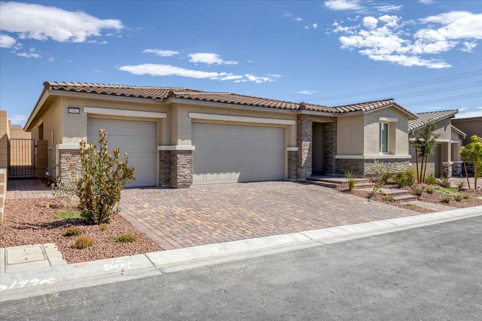 Flexible Living Meets Modern Luxury In Gated Avery Pointe – photo 4