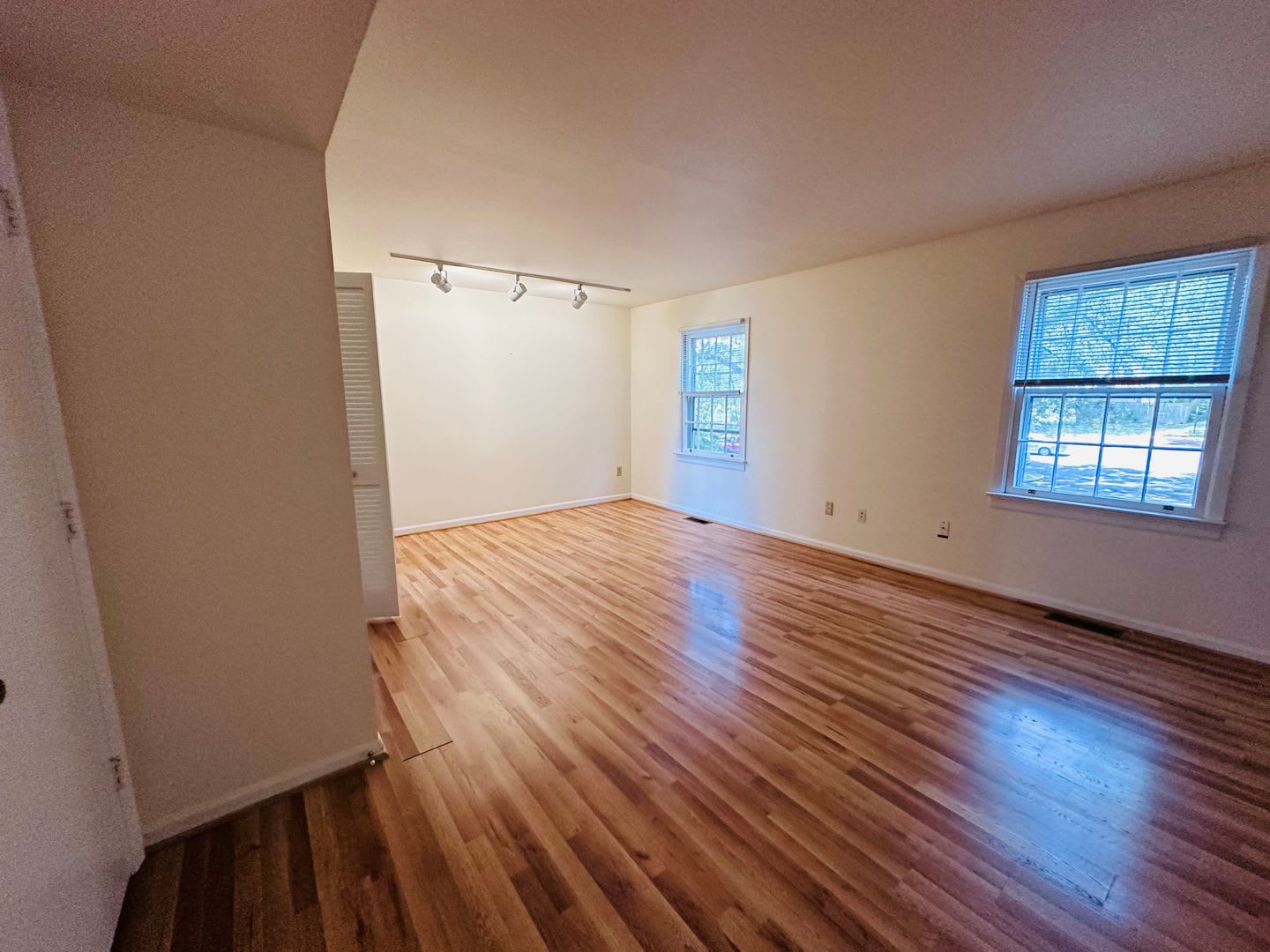 3 Bedroom 2.5 Half Bath Townhouse – photo 4
