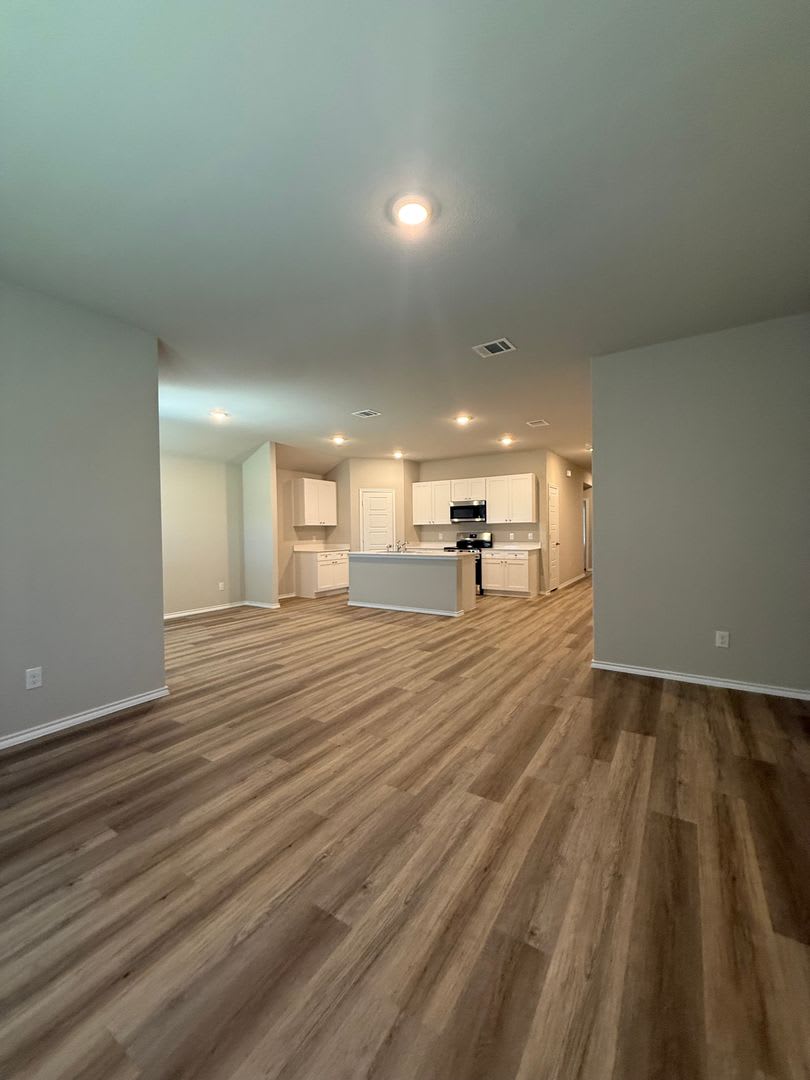 4/2/2 Elegant New‑Construction Home with Designer Finishes in Granbury – photo 5