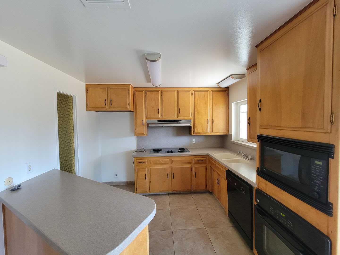 Nice 3 Bed/2 Bath w/Yard Care Included Located near Shopping, Parks & Schools in SW Neighborhood! – photo 5