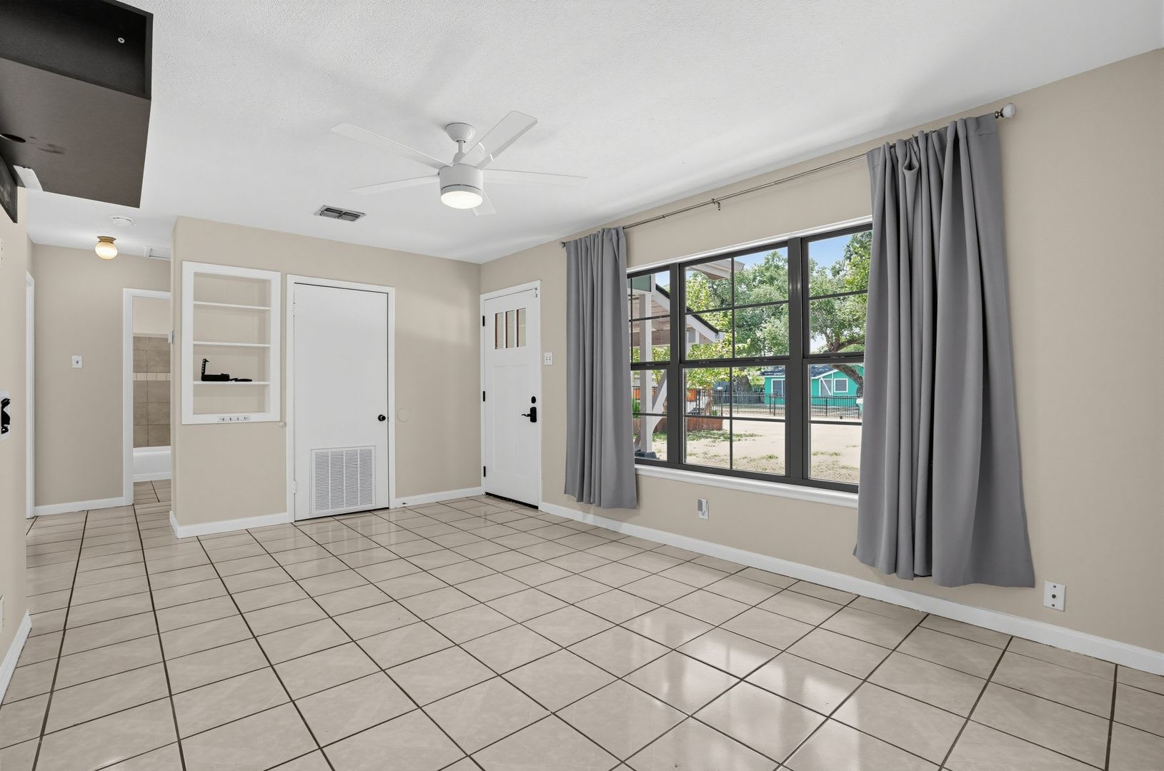 Charming Single-Story Home with Large Private Yard & Covered Patio – photo 4