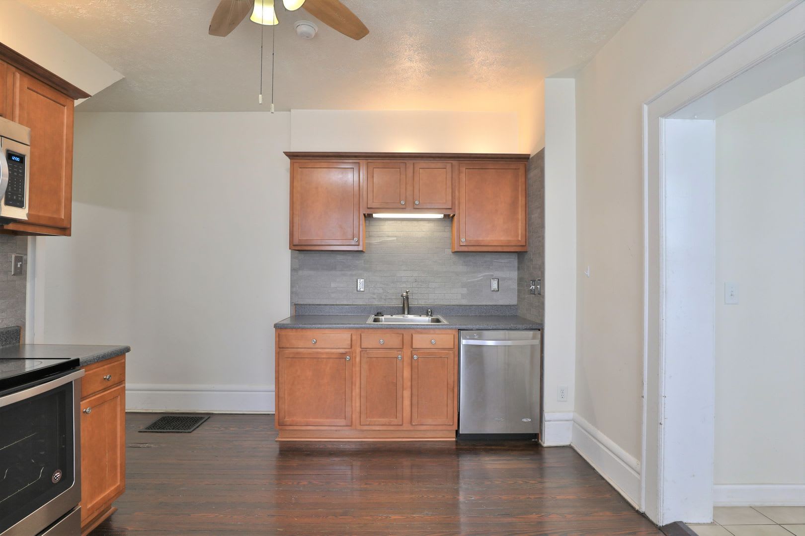 4 Bedroom 2 Bath Newly Renovated Townhouse Right Off Of High St Free Washer Dryer And Off Street Parking – photo 5