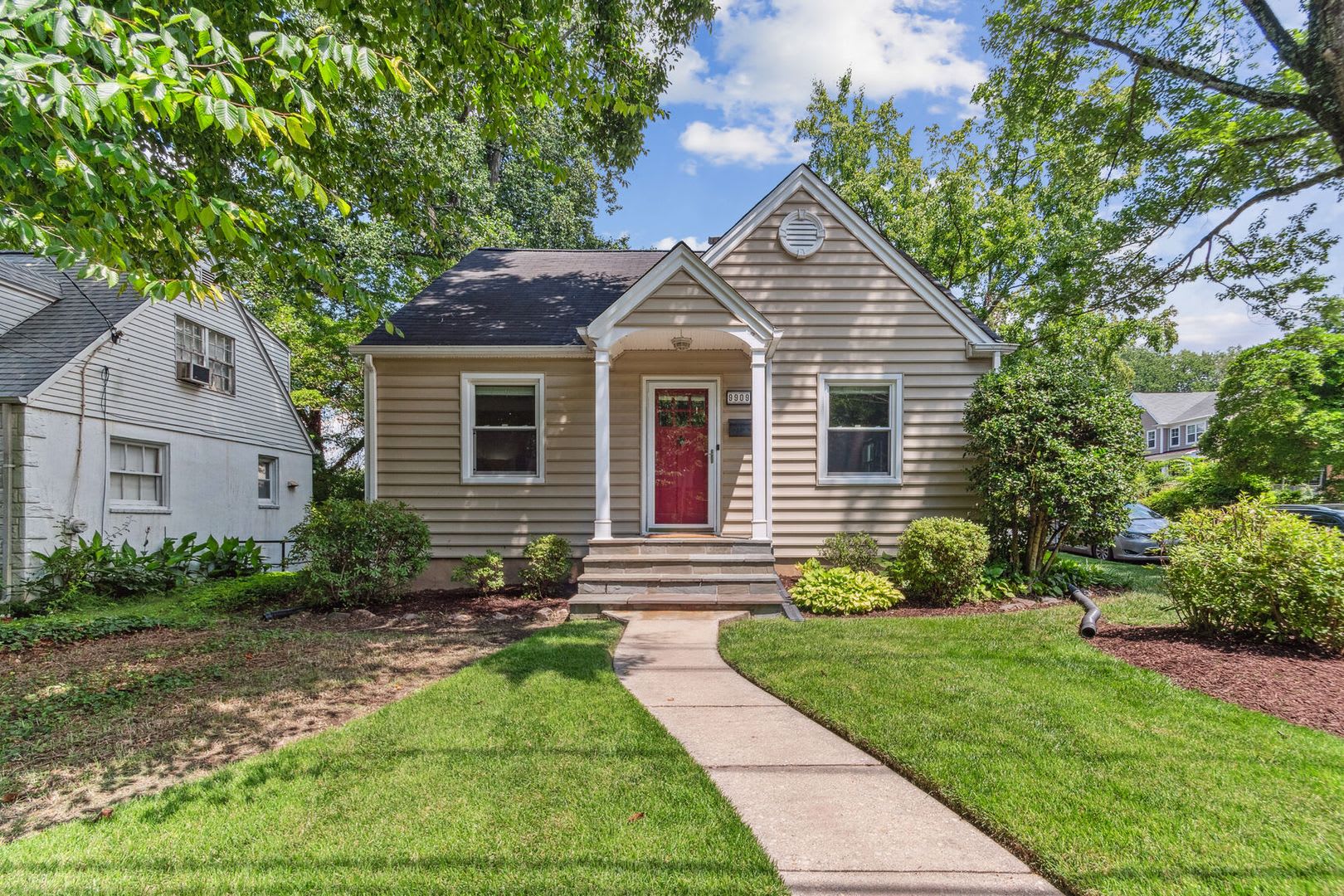 Cute Cape Cod Close to Forest Glen Metro w/huge backyard! – photo 3