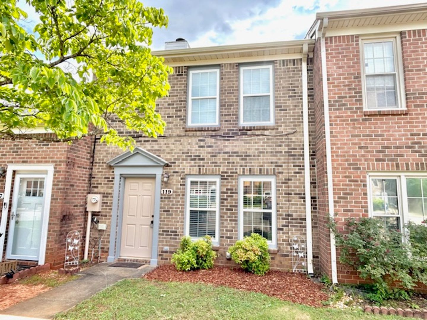 Beautiful Townhome in the Heart of Madison! MOVE IN SPECIAL! – photo 1
