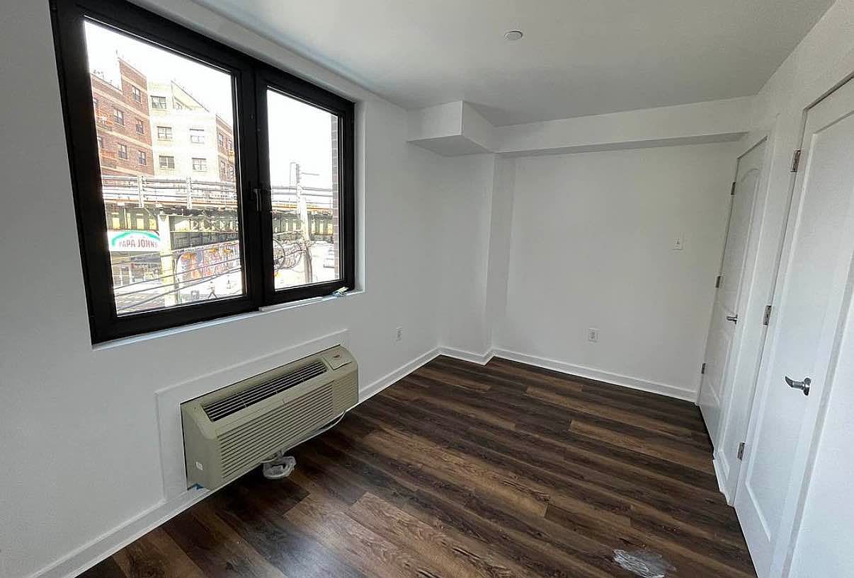 874 Willoughby Ave Apt 405 – photo 5