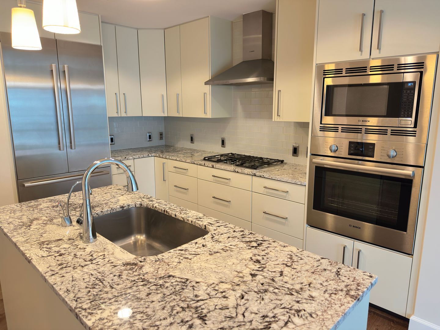 Stunning 2 bed (Primary bedroom + den w/closet), 2 bath condo located in the heart of downtown Bethesda. – photo 3