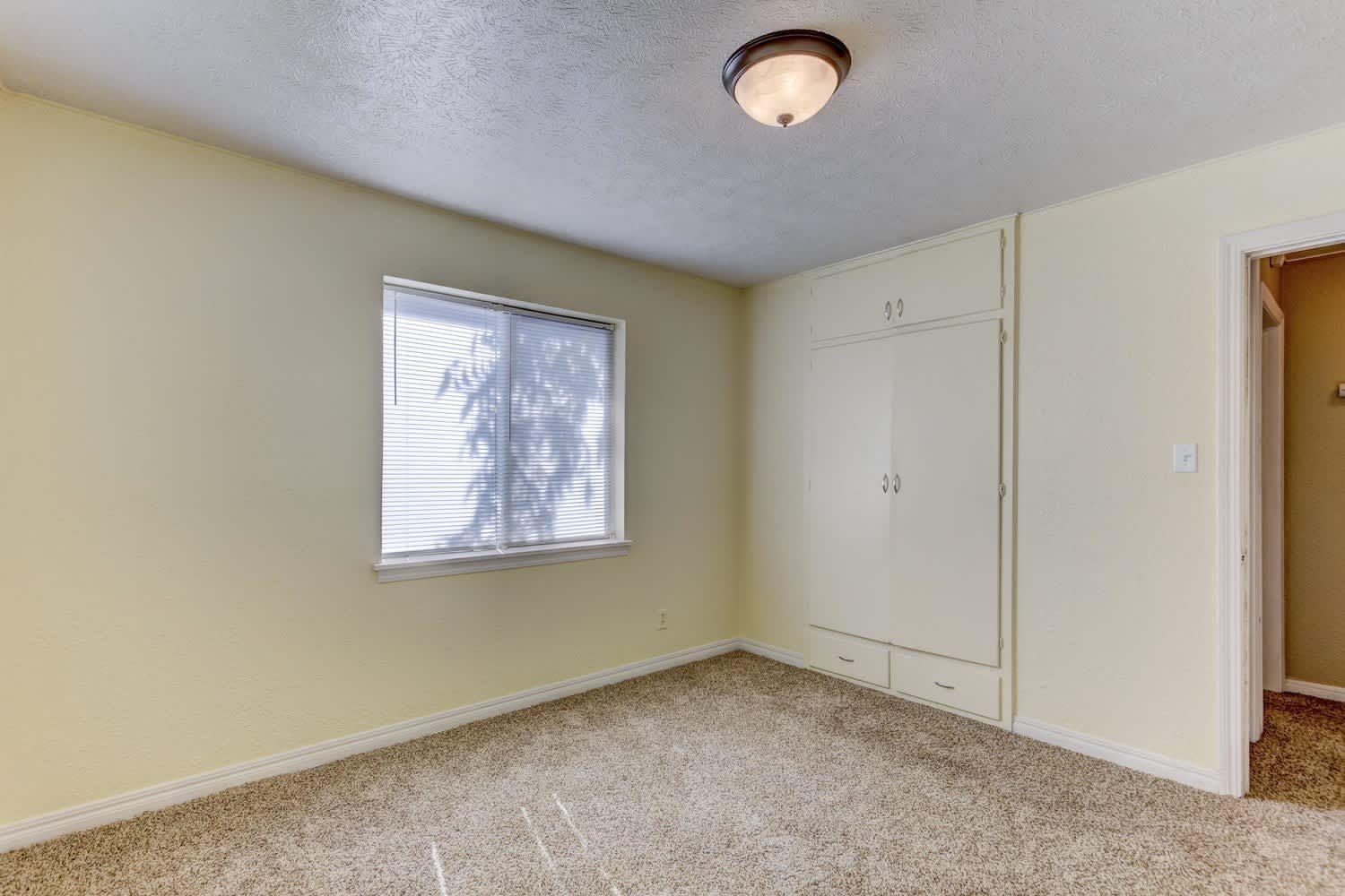Charming 2-Bedroom Home with Spacious Backyard & Great Location – photo 5