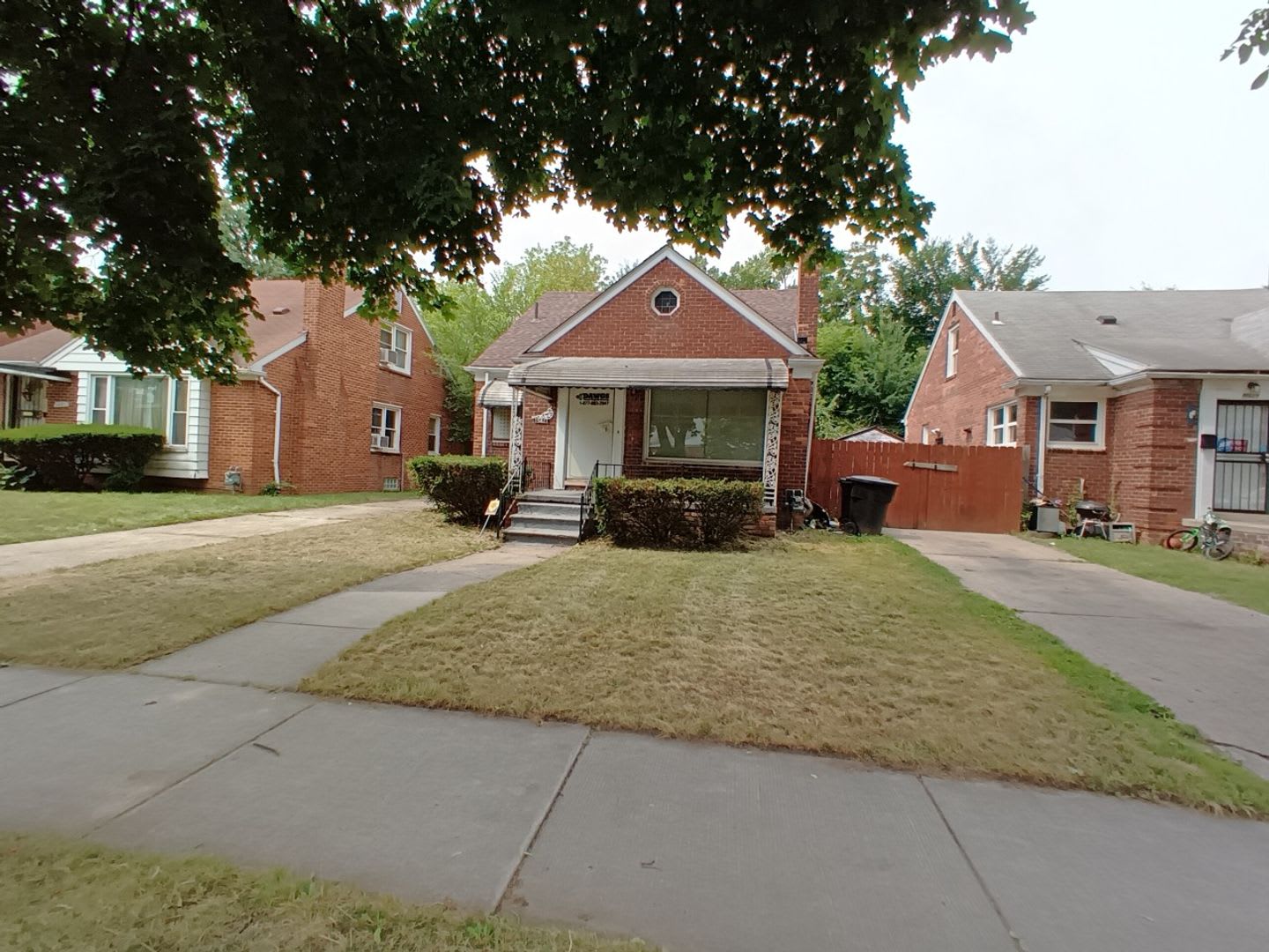 Charming 3 Bedroom 1 Bath Brick Bungalow – photo 2