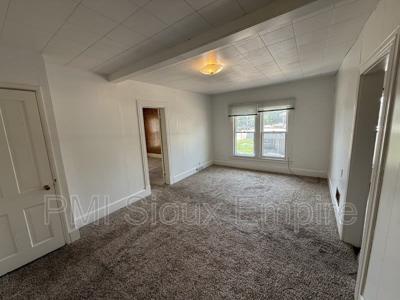 734 W 10th – photo 2