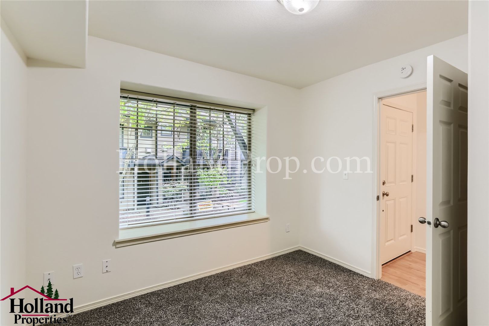 Modern 2-Bedroom Townhome with Garage & Private Deck – photo 4